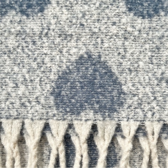 Gorgeous NWT LOOK Reversible Blue / White Hearts Scarf, OS - Picture 6 of 11